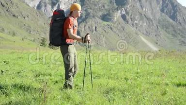 徒步旅行者带着背包<strong>在</strong>绿色的山地<strong>草地上行走</strong>。 夏季运动和娱乐理念。